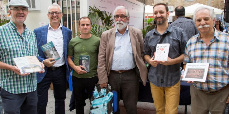 Els editors andorrans envolten l’escriptor i periodista Vicenç Villatoro a la 35a Setmana del llibre en català