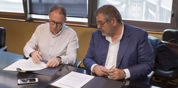 El president del Consell d’Administració de la CASS i el president del COMA signen el conveni, ahir.