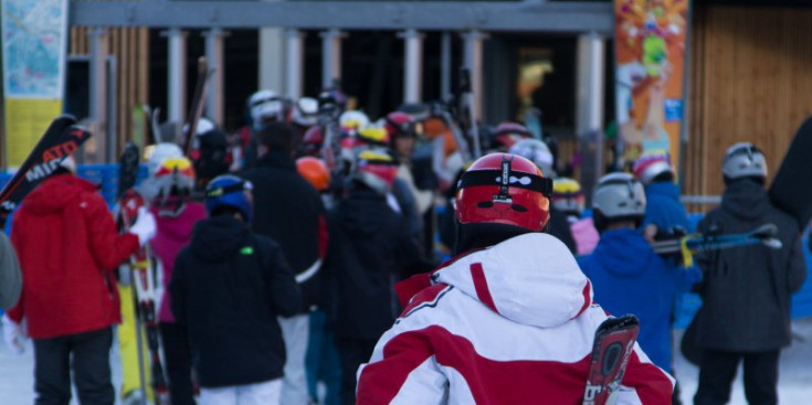 Esquiadors passen un control de forfets a un remuntador d’El Tarter.