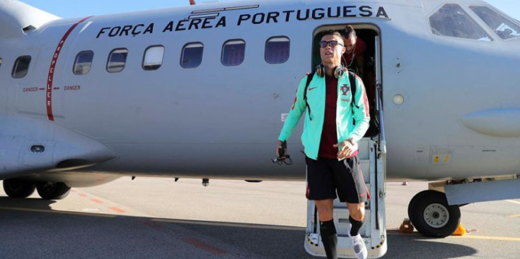 Cristiano Ronaldo baixa de l'avió militar que va portar al combinat portuguès a la Seu d'Urgell.
