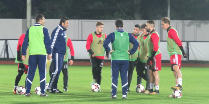 Koldo reunit ahir a l’entrenament oficial amb els jugadors, entre ells el debutant Marc Ferré (al centre), ahir.