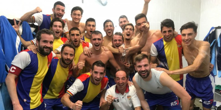 Els jugadors de l'FC Andorra celebren la victòria.