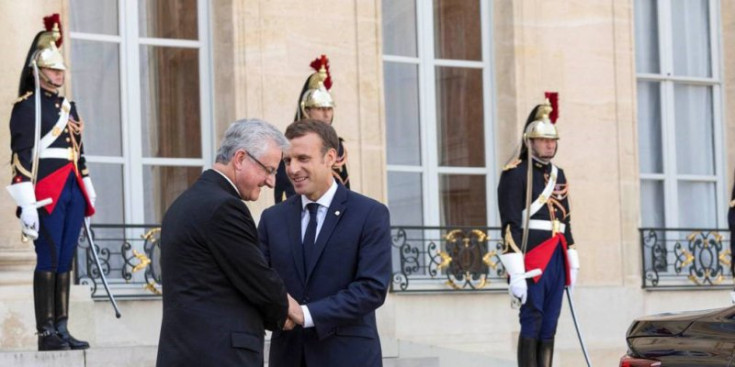 El copíncep francès, el president Emmanuel Macron, rep el seu homòleg episcopal, l’arquebisbe d’Urgell Joan-Enric Vives, ahir davant del Palau de l’Elisi.