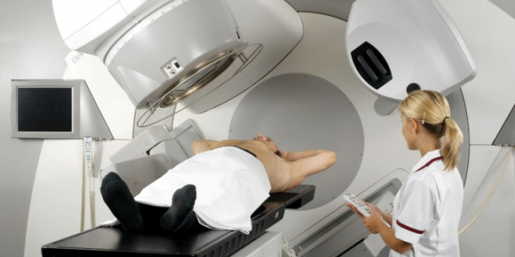 Un home se sotmet a un tractament de radioteràpia.