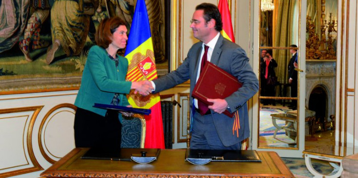 Ubach i Toledo després de la signatura del protocol, ahir.