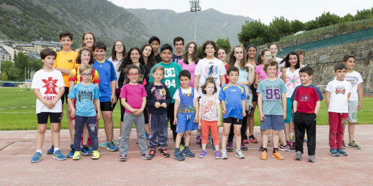Els atletes dels sis grups que conformen l’Escola d’Atletisme de la Federació Andorrana, amb edats compreses entre els 4 i 16 anys.