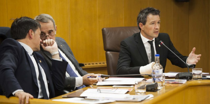 Pintos i Minguillon parlen en privat durant una intervenció del conseller Astrié, ahir al consell del comú.