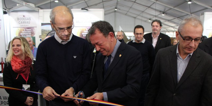 El cònsol major, Josep Miquel Vila, i el cap de Govern, Toni Martí, tallen la cinta inaugural.