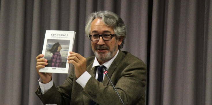 Juan Malpartida sosté un dels exemplars de la revista, ahir.