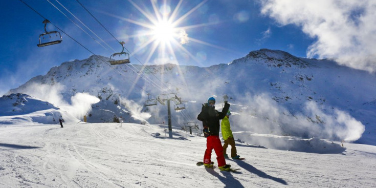 Dues persones esquiant al sector d’Ordino-Arcalís.