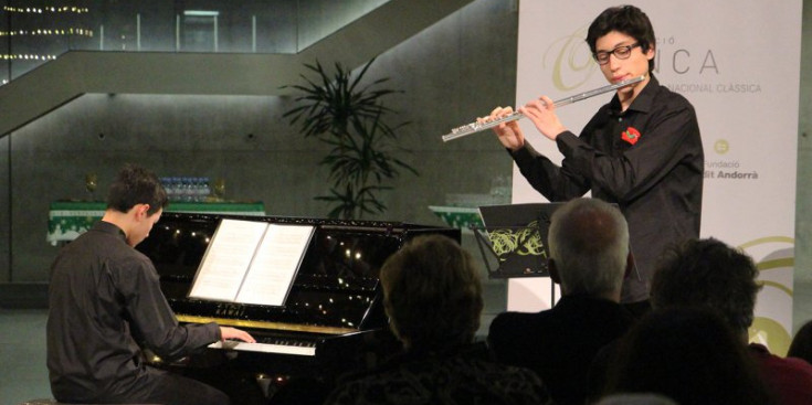 Un jove toca la flauta en una edició passada del Jonca Bàsic.