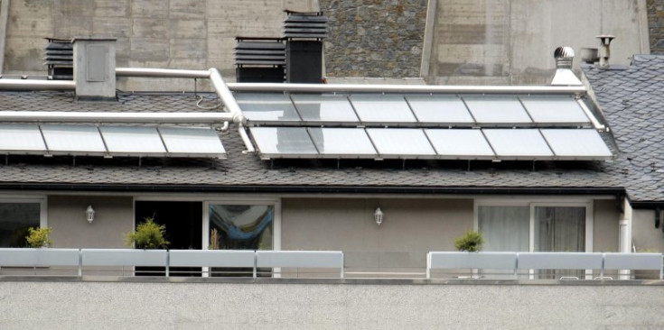 Un edifici amb plaques solars a Escaldes.
