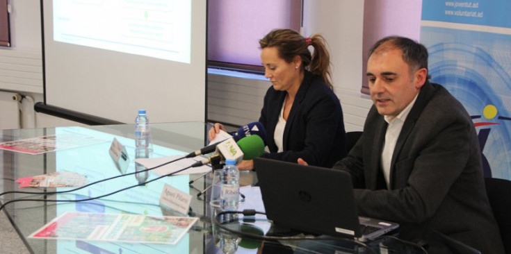 La ministra de Cultura, Joventut i Esports, Olga Gelabert i el coordinador de polítiques de Joventut i Voluntariat, Agustí Pifarré durant la roda de premsa.