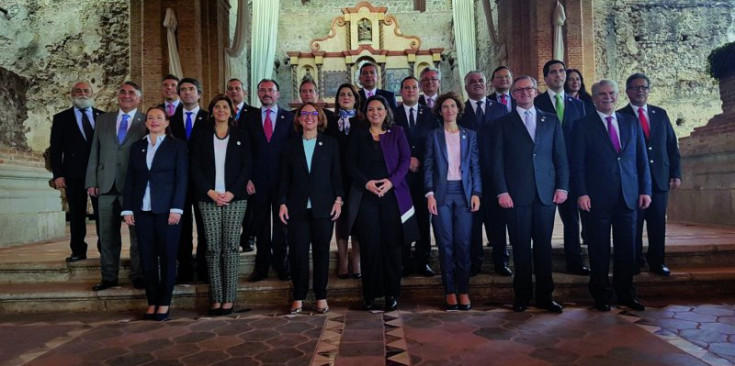 Els ministres d’Afers Exteriors reunits a La Antigua, ahir.