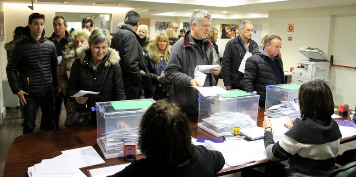 Residents catalans exerceixen el dret a vot al consolat espanyol, aquest matí.