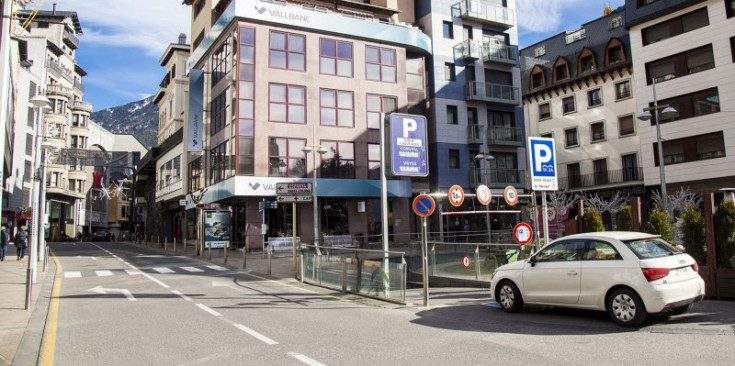 Una imatge de l’entrada a l’aparcament de Prat de la Creu.