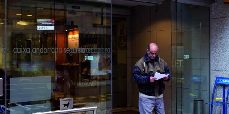 Un home surt de l’edifici de la Caixa Andorrana de la Seguretat Social.