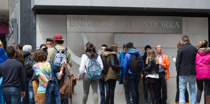 Estudiants a l’exterior de l’edifici de l’UdA.