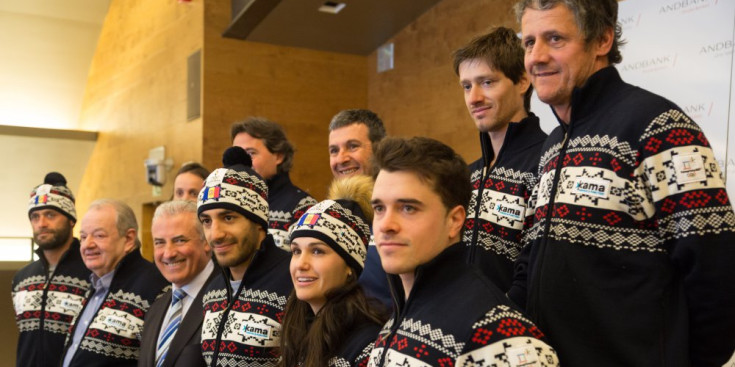 La delegació andorrana, a la seu d'Andbank, amb la nova vestimenta que estrenaran als Jocs Olímpics.