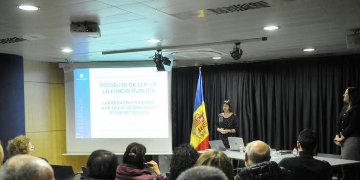La ministra de Funció Pública, Eva Descarrega, durant una de les presentacions sectorials de la nova llei.