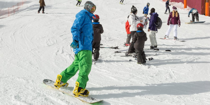 Alguns esquiadors practicant l’esport de neu a Grandvalira, aquest hivern.