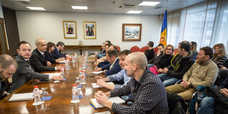 El Govern i els representants dels treballadors en una reunió anterior.