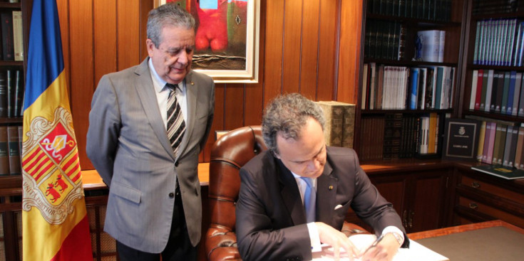 Francisco Pimentel de Melo signa el llibre d’or d’Andorra la Vella.