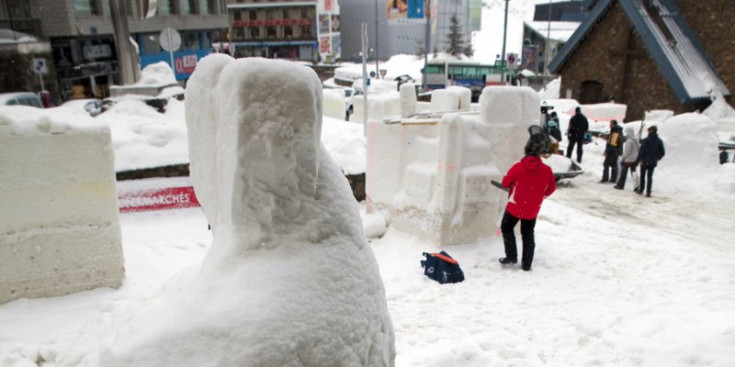 Un grup d’escultures de neu durant l’edició del 2014 al Pas.
