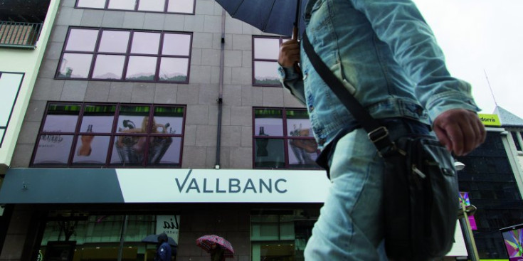 Un home passa per davant d’una de les oficines de Vall Banc.