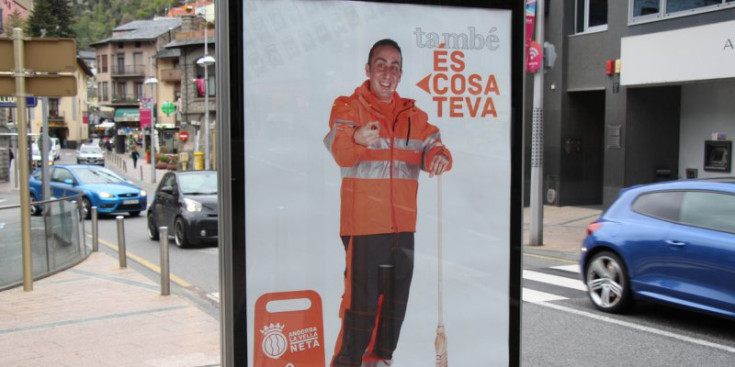 Cartell d'una campanya de civisme a la via pública del comú d'Andorra la Vella.