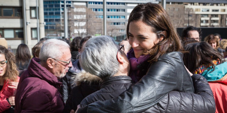 L’activista Maria Alaminos abraça altres membres d’Acció Feminista després de la lectura del manifest.