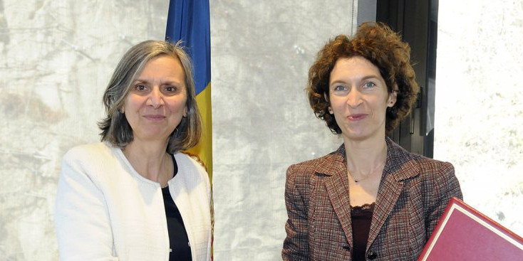 Jocelyne Cabellero i Maria Ubach ratifiquen els acords transfronterers entre Andorra i França.
