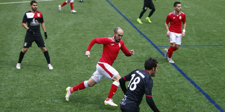 Jugada del partit entre l’Engordany i el Penya Encarnada d’Andorra.
