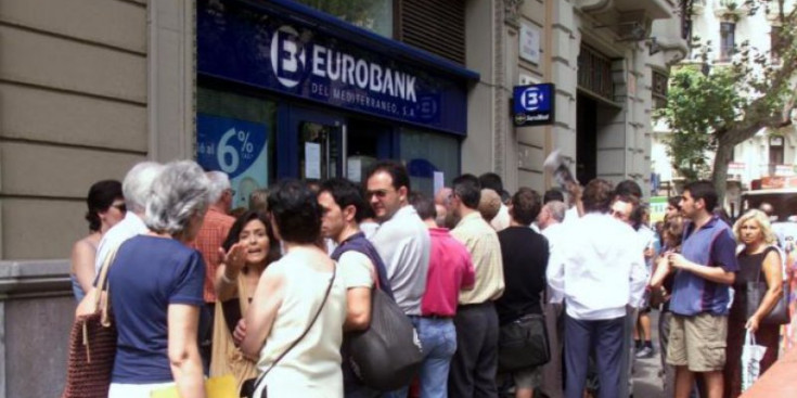 Cua de clients en una oficina d'Eurobank.