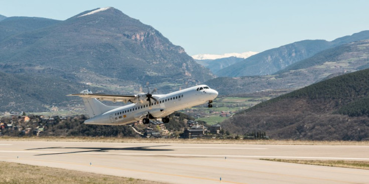 Un avió s’enlaira a l’Aeroport d’Andorra - la Seu d’Urgell.