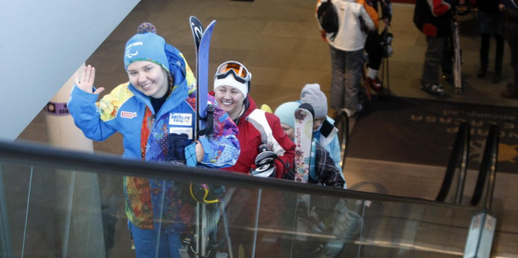 Turistes russes preparades per accedir a les pistes d’esquí, un dels grans atractius per als visitants.