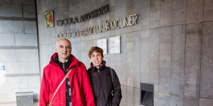 Juan Miguel Sánchez i Eva Fernández a l’entrada de l’escola espanyola María Moliner, a Escaldes, ahir.
