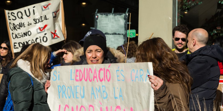 Una dona mostra una pancarta durant la vaga de funcionaris vinculada a l’àmbit de l’educació.