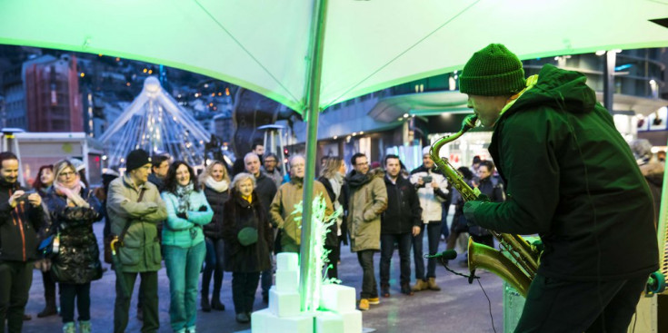Llibert Fortuny actua a la plaça de la Rotonda en el marc de la festa après-ski.