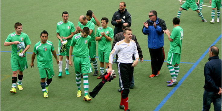 Els jugadors de l’Engordany celebren al camp la permanència a Primera Divisió.