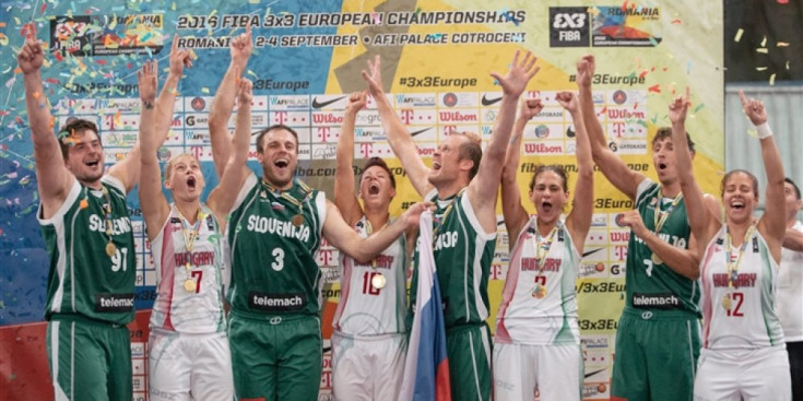 Els jugadors eslovens i les jugadores hongareses celebren el títol continental del 2016.
