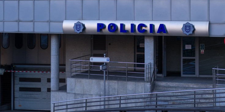 Imatge de l’entrada a l’edifici de la Policia.