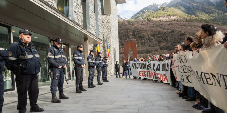 Protesta dels funcionaris davant del Consell General durant la jornada de vaga que es va fer el mes passat contra la reforma de la llei de la Funció Pública.