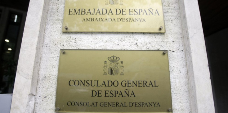 Façana de l’edifici que aplega el consolat i l’ambaixada d’Espanya al carrer Prat de la Creu de la capital