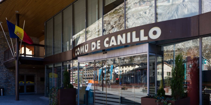 L’entrada principal de l’edifici on s’ubica el Comú de Canillo.