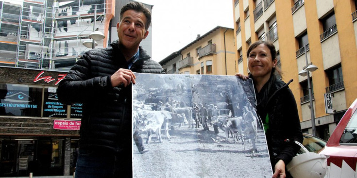 Pons i Bosque mostren la fotografia en què s'ha inspirat.