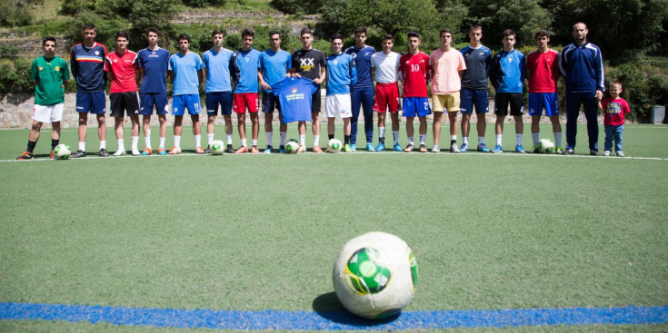 La plantilla de l’FC Andorra juvenil, abans d’un entrenament al Camp d’Esports d’Aixovall.