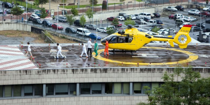 L’helicòpter aterra a la pista de l’Hospital Nostra Senyora de Meritxell, via que s’utilitzarà per al trasllat de les unitats mèdiques de trasplantaments.