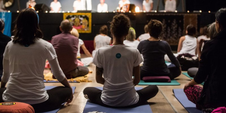 Participants del ioga solidari organitzat per Unicef, ahir.
