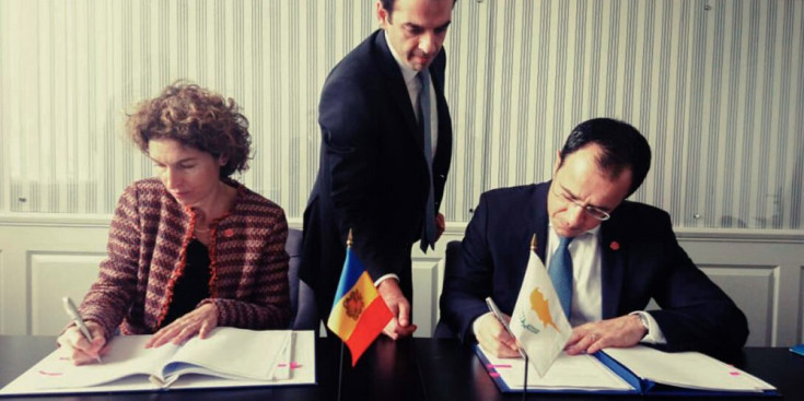 Ubach i Christodoulides signen el conveni per evitar la doble imposició.